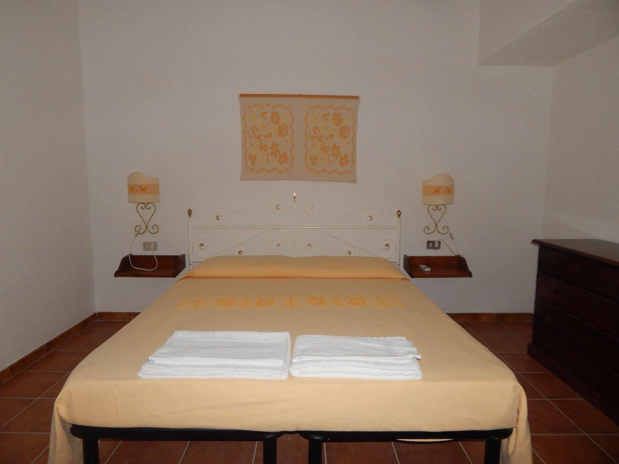 גולפו אראנצ'י Residence Spiaggia Bianca מראה חיצוני תמונה